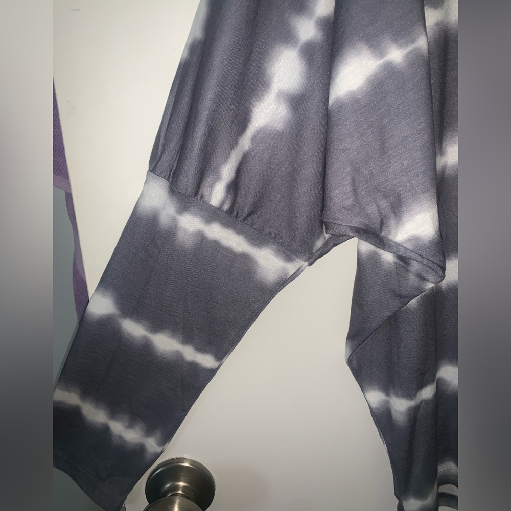 Women’s Gray Tie-Dye Long Sleeve Top - Picture 4 of 4